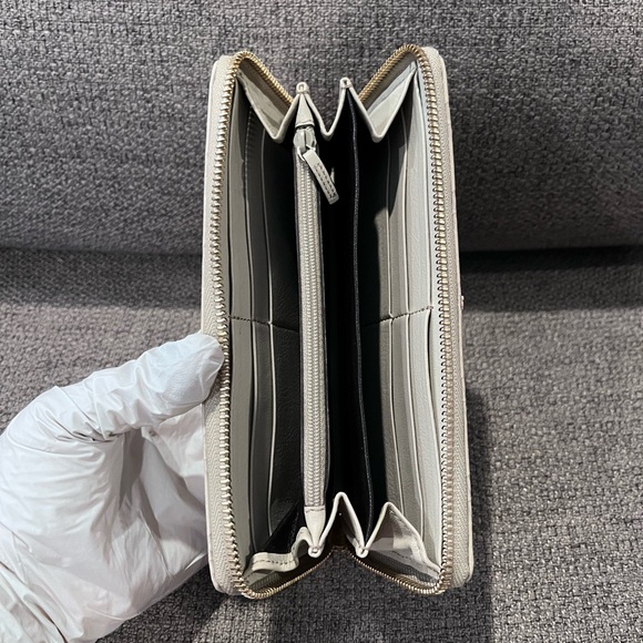 Authentic Gucci Guccissima Ivory Leather long zip around wallet - Picture 8 of 16